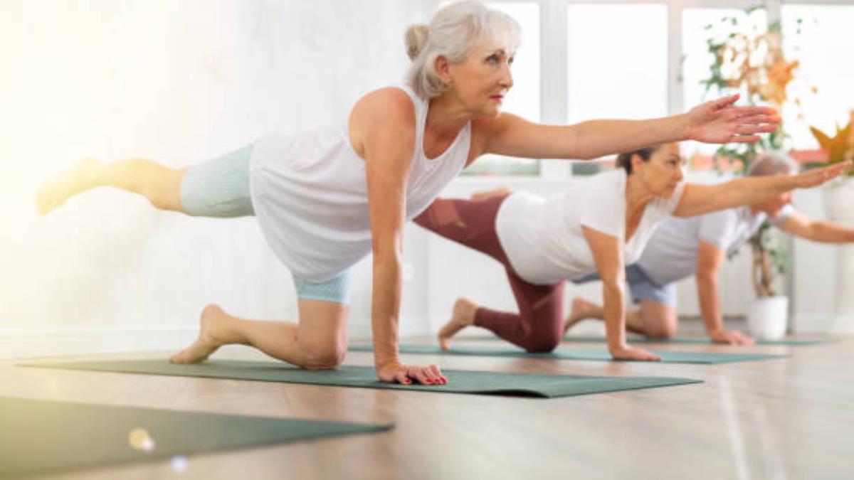 La postura de yoga que debes hacer después de los 60 años para aliviar rigidez y ganar movilidad en la cadera